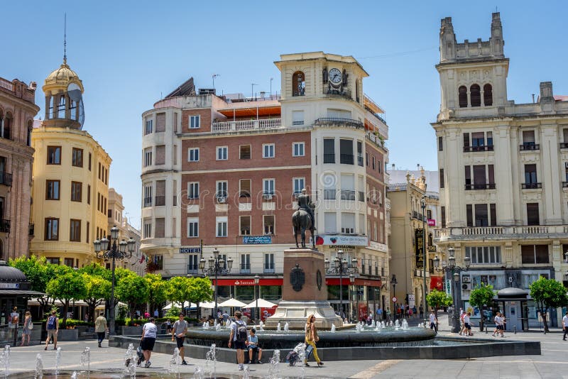 Cordoba, Испания - 20-ое июня: Центр города, Площадь de las Tendill. Centrum, Площадь de las Tendillas, центр города Cordoba, Испании, Европы с установленной статуей командира католических королей надевает Gonzalo Fernandez