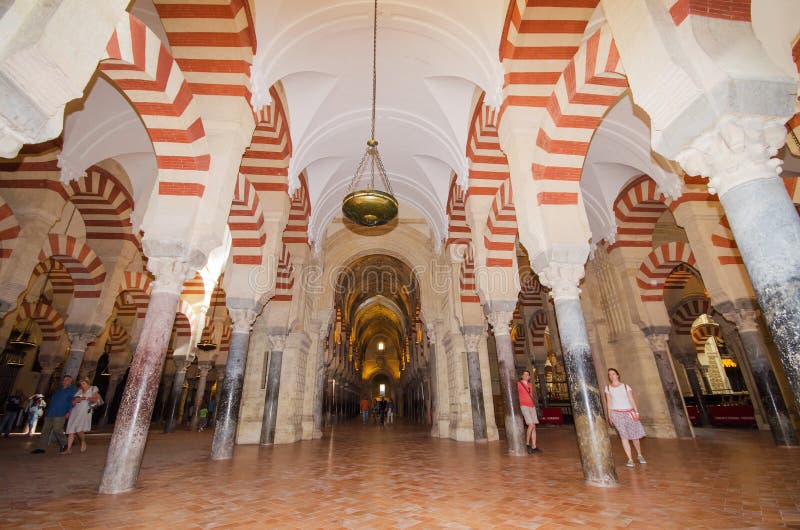 CORDOBA, ИСПАНИЯ - 3-ЬЕ МАЯ: Известная мечеть Cordoba 3-его мая 2014 внутри стоковые фотографии rf CORDOBA, ИСПАНИЯ - 3-ЬЕ МАЯ: Известная мечеть Cordoba 3-его мая 2014 внутри стоковые фотографии rf