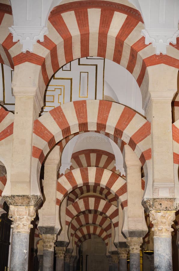 CORDOBA, ИСПАНИЯ - 3-ЬЕ МАЯ: Известная мечеть Cordoba 3-его мая 2014 внутри стоковое изображение rf CORDOBA, ИСПАНИЯ - 3-ЬЕ МАЯ: Известная мечеть Cordoba 3-его мая 2014 внутри стоковое изображение rf