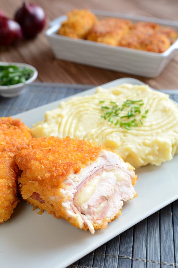 Cordon bleu avec de la purée de pommes de terre images stock Cordon bleu avec de la purée de pommes de terre images stock