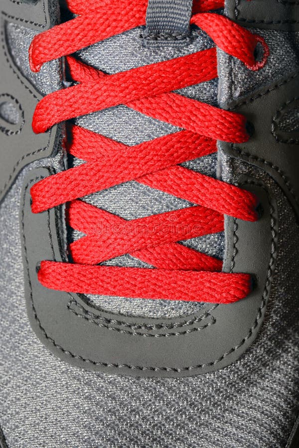 Cordones De Zapato Rojos En Las Zapatillas Deportivas Imagen de archivo - Imagen de zapatos, cerradura:
