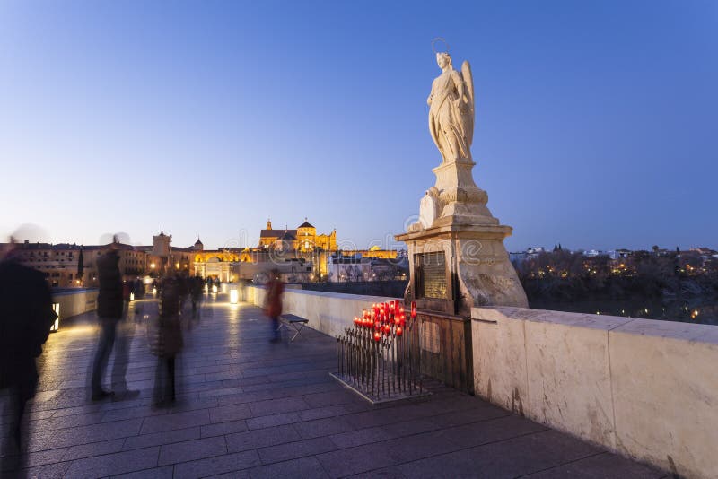 CORDOVA - LA SPAGNA - 10 GIUGNO 2016: Statua di San Rafael del romano immagini stock CORDOVA - LA SPAGNA - 10 GIUGNO 2016: Statua di San Rafael del romano immagini stock