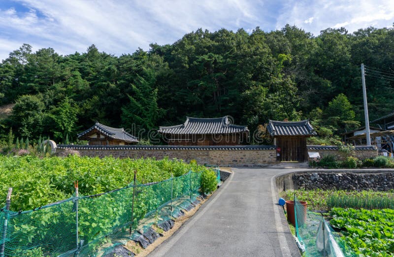 Corea del Sud: conservata la tradizionale antica casa antica coreana nella periferia della Corea del Sud immagini stock libere da diritti Corea del Sud: conservata la tradizionale antica casa antica coreana nella periferia della Corea del Sud immagini stock libere da diritti