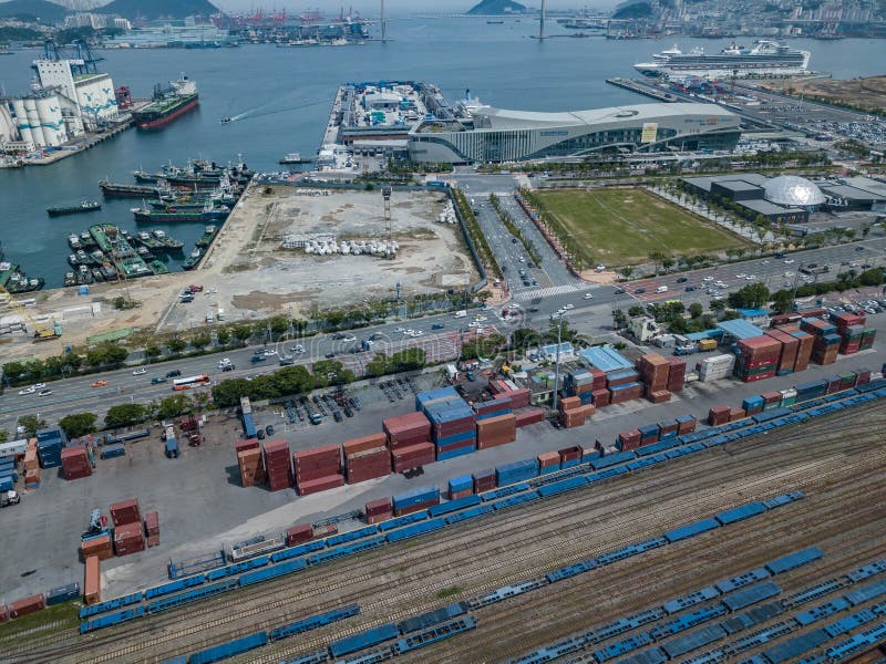 COREIA DO SUL - 25 DE MAIO DE 2018: Ideia aérea do terminal do porto em Busan imagens de stock COREIA DO SUL - 25 DE MAIO DE 2018: Ideia aérea do terminal do porto em Busan imagens de stock