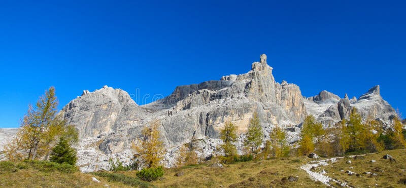 Cores amarelas bonitas do outono em montanhas de Dolomiti di Brenta imagem de stock Cores amarelas bonitas do outono em montanhas de Dolomiti di Brenta imagem de stock