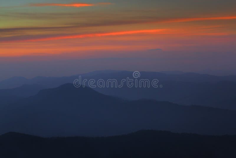 Cores bonitas do crepúsculo nas montanhas fotos de stock royalty free Cores bonitas do crepúsculo nas montanhas fotos de stock royalty free