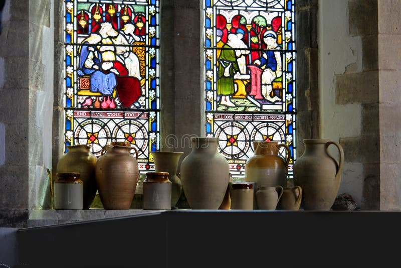 Corfe, Dorset, Reino Unido - 3 de junho de 2018: Coleção do cargo e de vasos tradicionais da argila, indicada em uma soleira de p fotos de stock Corfe, Dorset, Reino Unido - 3 de junho de 2018: Coleção do cargo e de vasos tradicionais da argila, indicada em uma soleira de p fotos de stock
