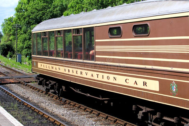 Corfe, Inglaterra - 3 de junio de 2018: El coche de observación del pullman que espera en la estación del castillo de Corfe en el fotos de archivo Corfe, Inglaterra - 3 de junio de 2018: El coche de observación del pullman que espera en la estación del castillo de Corfe en el fotos de archivo