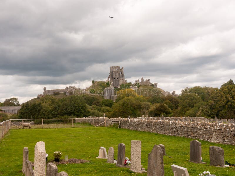 corfe Schlosstageslicht bewölkt Himmelschlossruinen mittelalterliches Dorset so stockbild corfe Schlosstageslicht bewölkt Himmelschlossruinen mittelalterliches Dorset so stockbild