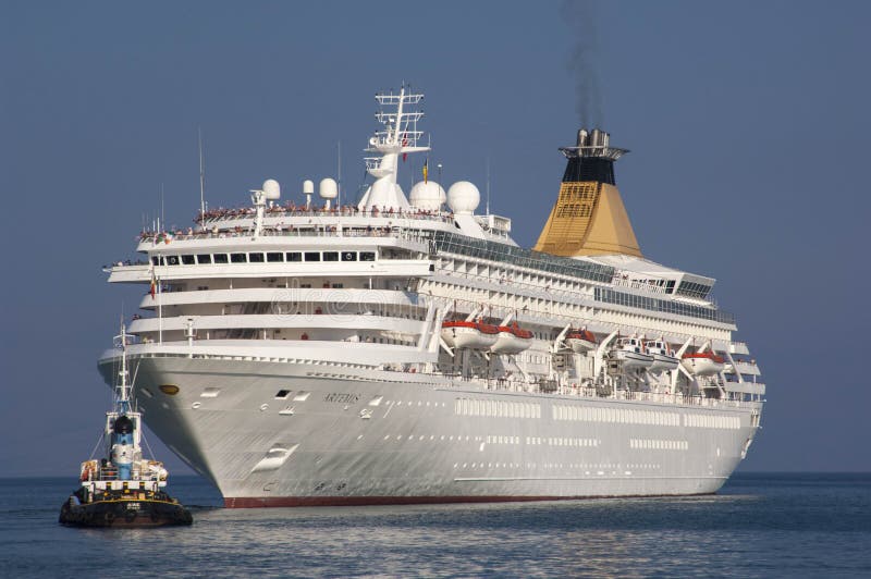 CORFU/GREECE- por entrant d'Artemis de bateau de croisière photographie stock CORFU/GREECE- por entrant d'Artemis de bateau de croisière photographie stock