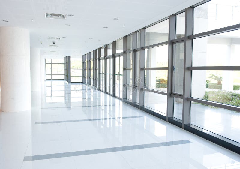 Coridorul clădirii biroului stock image