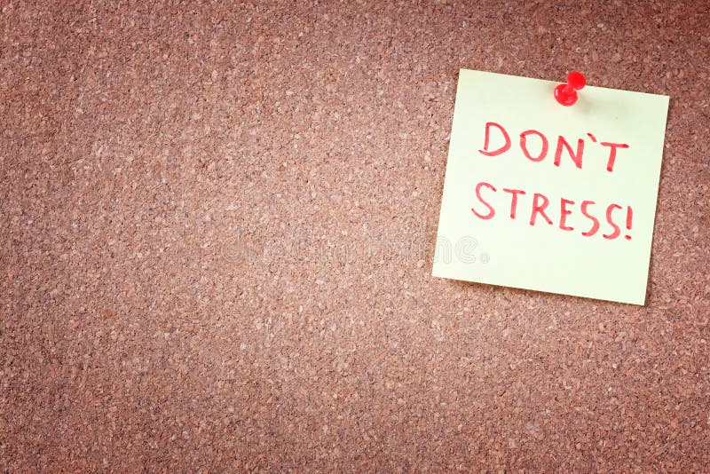 Corkboard z przypiętą kolor żółty notatką i zwrot no stresujemy się piszemy na nim. pokój dla teksta. obraz stock