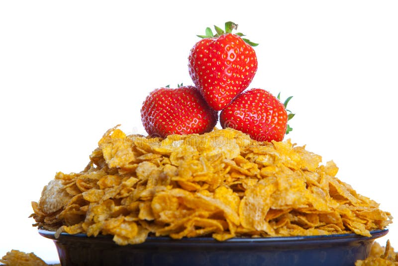 Corn Flakes mit Erdbeeren stockbild. Bild von gesundheit - 15502543