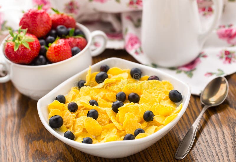 Corn-Flakes Mit Erdbeeren Und Blaubeeren Stockbild - Bild von erdbeere ... Corn-Flakes Mit Erdbeeren Und Blaubeeren Stockbild - Bild von erdbeere ...