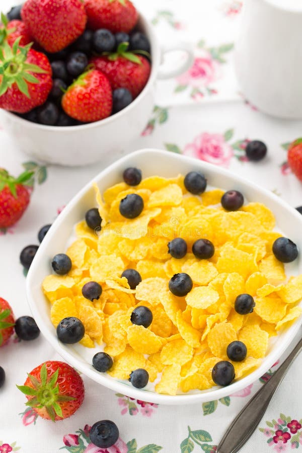 Corn-Flakes Mit Erdbeeren Und Blaubeeren Stockbild - Bild von ... Corn-Flakes Mit Erdbeeren Und Blaubeeren Stockbild - Bild von ...