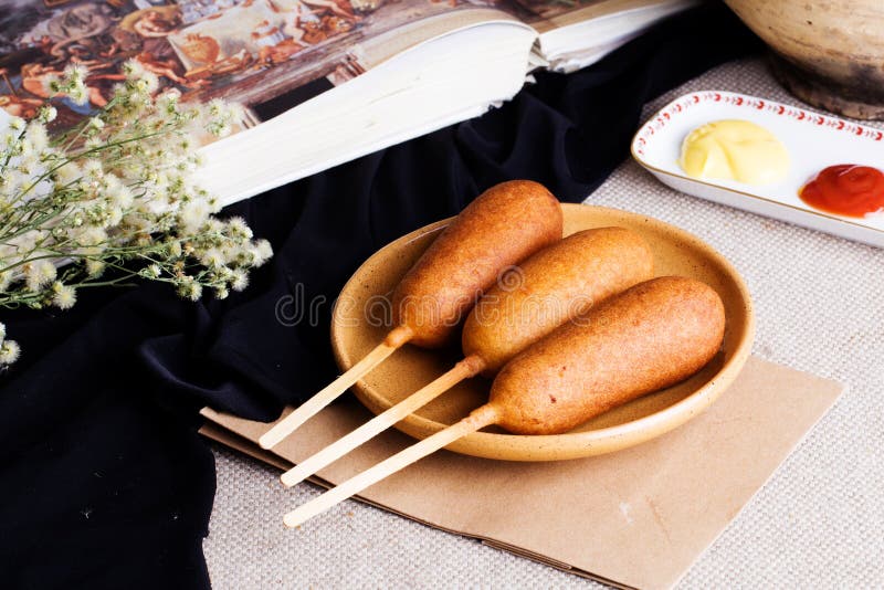 Corndog med senap, ketchup och persilja arkivbild Corndog med senap, ketchup och persilja arkivbild