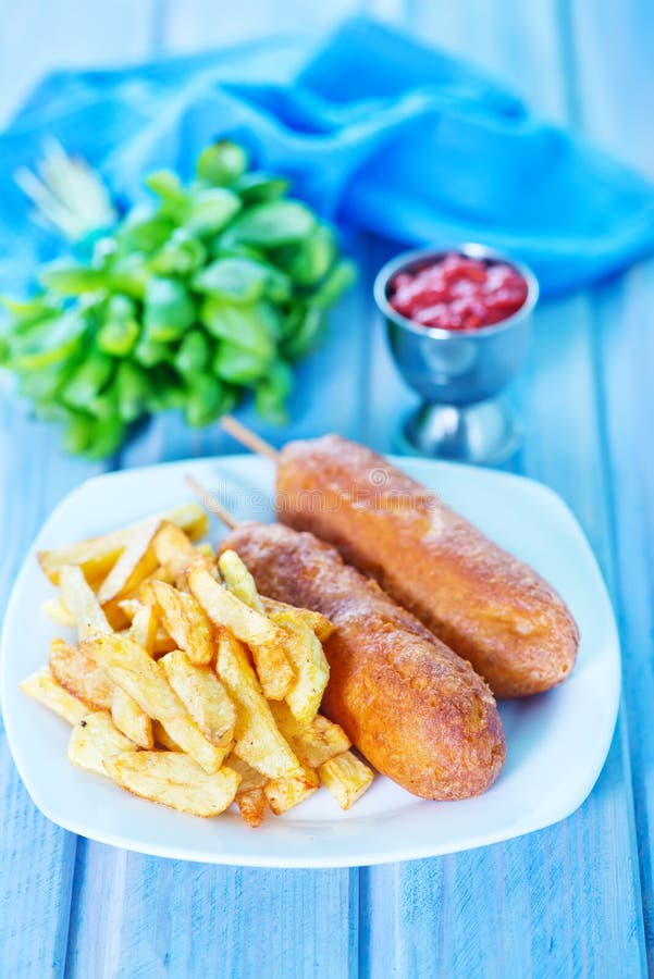 Corndogs na talerzu na stole i