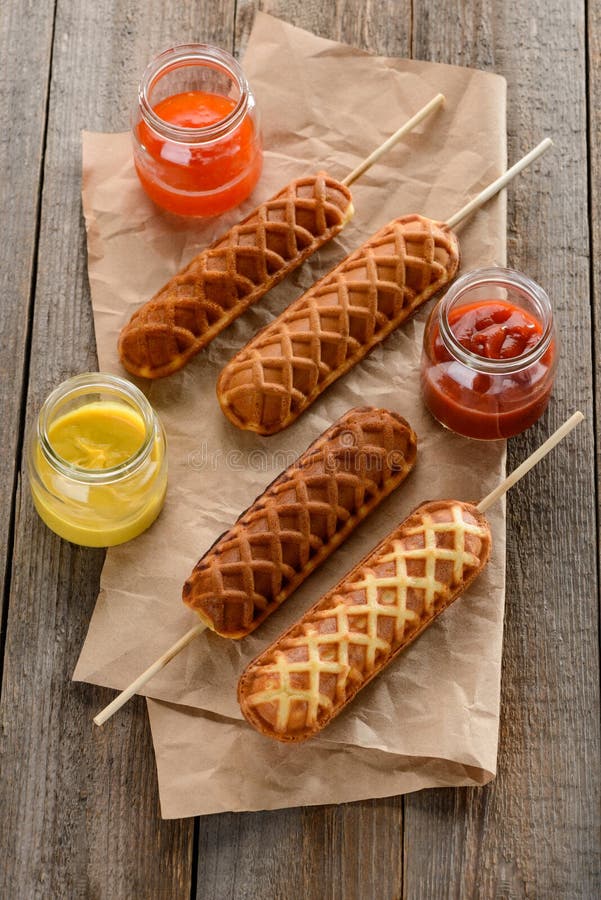 Corndogs mustard ketchup and barbecue na drewnianym tle zdjęcie stock