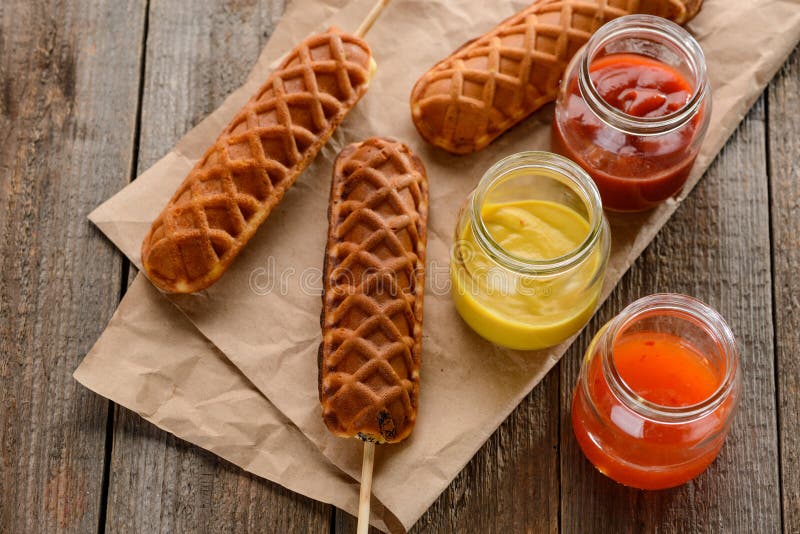 Corndogs mustard ketchup and barbecue. pyszne jedzenie na ulicy obraz royalty free