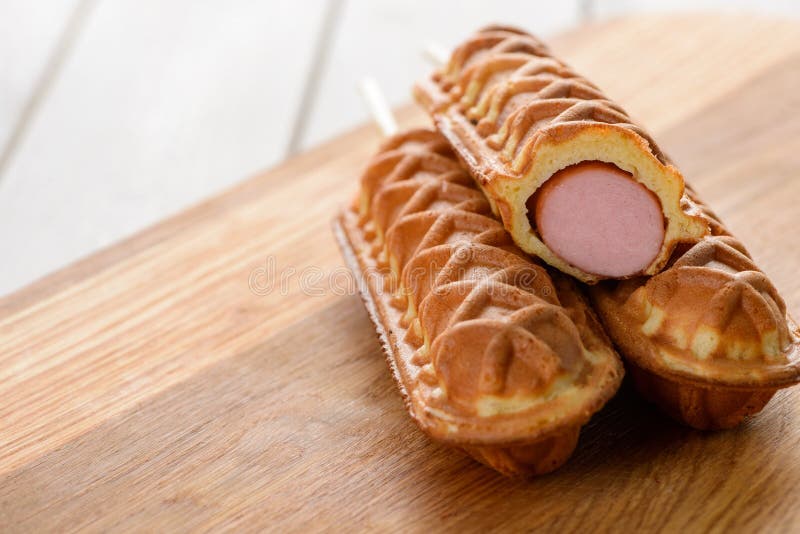 Corndogs na drewnianym stole zdjęcie royalty free