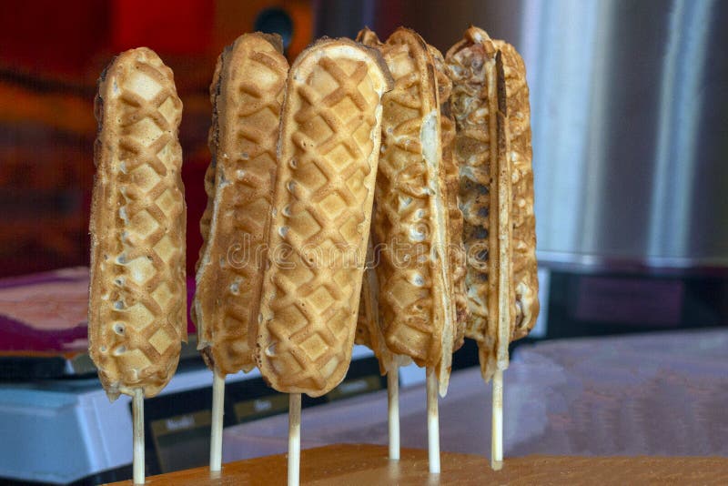 CornDogs na kontuarze w ulicznym pawilonie zdjęcia stock