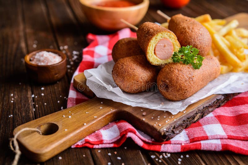Corndogs z dłoniakami, ketchupem i musztardą zdjęcia stock