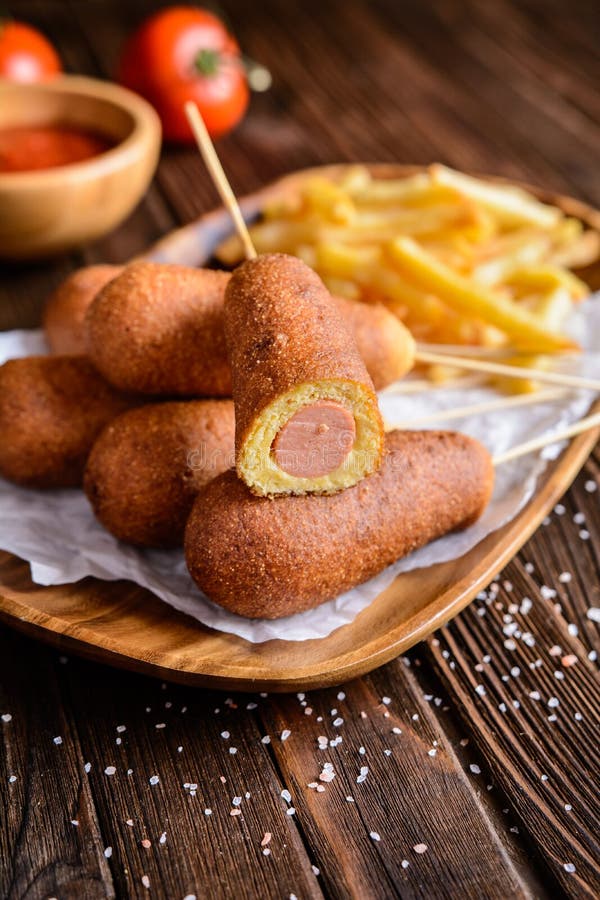 Corndogs z dłoniakami, ketchupem i musztardą obrazy royalty free