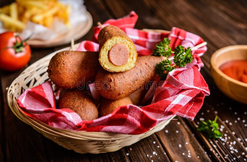 Corndogs z dłoniakami, ketchupem i musztardą obrazy stock