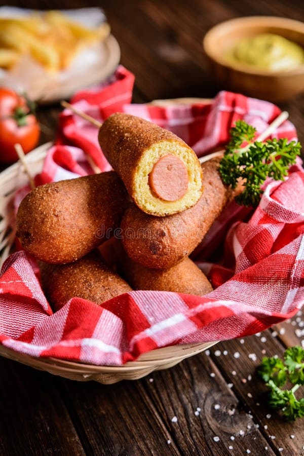 Corndogs z dłoniakami, ketchupem i musztardą obrazy stock