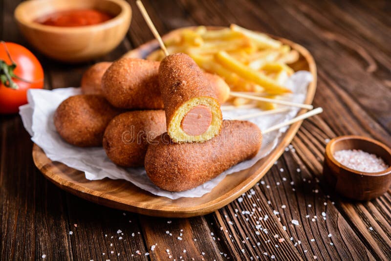 Corndogs z dłoniakami, ketchupem i musztardą fotografia stock