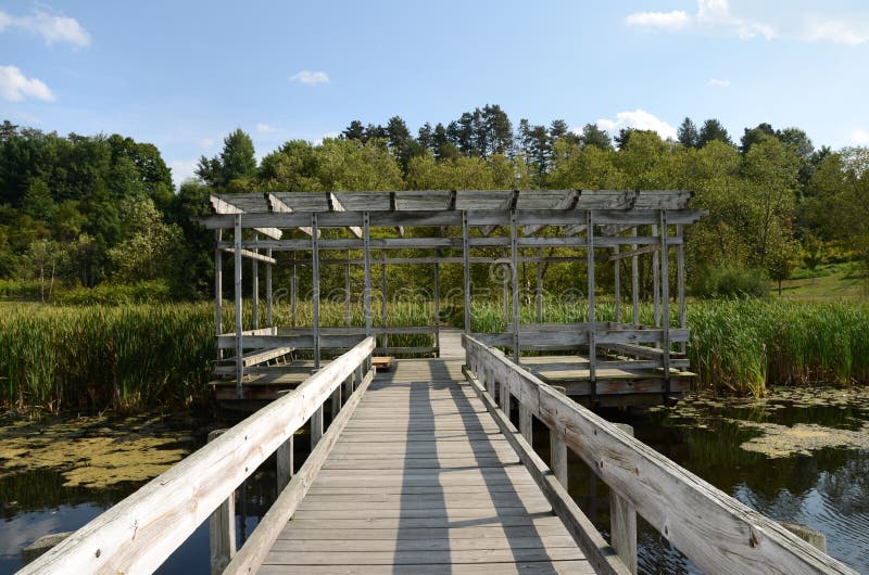 Cornell Botanic Gardens, Houston Pond Walkway och Gazebo royaltyfria bilder Cornell Botanic Gardens, Houston Pond Walkway och Gazebo royaltyfria bilder