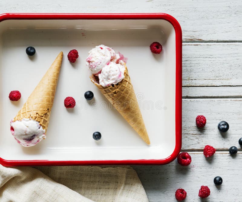 Cornet de crème glacée dans une idée de recette de photographie de nourriture de plateau images stock Cornet de crème glacée dans une idée de recette de photographie de nourriture de plateau images stock