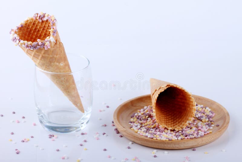 Cornets de crème glacée vides avec des sprikles de colorfule photographie stock Cornets de crème glacée vides avec des sprikles de colorfule photographie stock