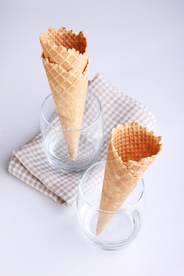 Cornets de crème glacée vides en verres sur le fond blanc image libre de droits Cornets de crème glacée vides en verres sur le fond blanc image libre de droits