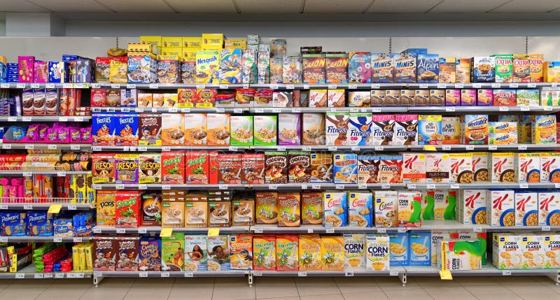 Cornflakes de supermarché et d'autres produits céréaliers photos stock Cornflakes de supermarché et d'autres produits céréaliers photos stock