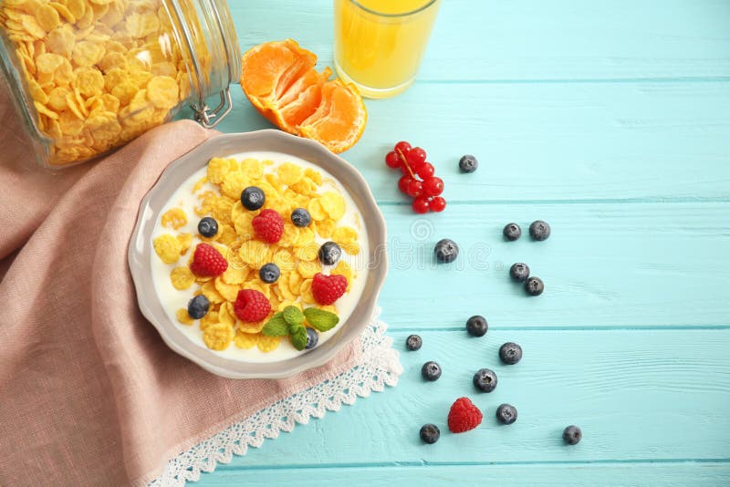 Cornflakes savoureux avec des framboises et des myrtilles images libres de droits Cornflakes savoureux avec des framboises et des myrtilles images libres de droits