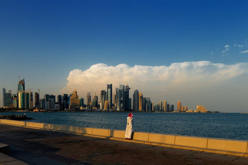 Corniche område av den västra fjärden, Doha, Qatar arkivbilder Corniche område av den västra fjärden, Doha, Qatar arkivbilder
