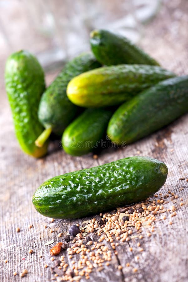 Cornichons image stock. Image du wooden, fond, genévrier 20612657