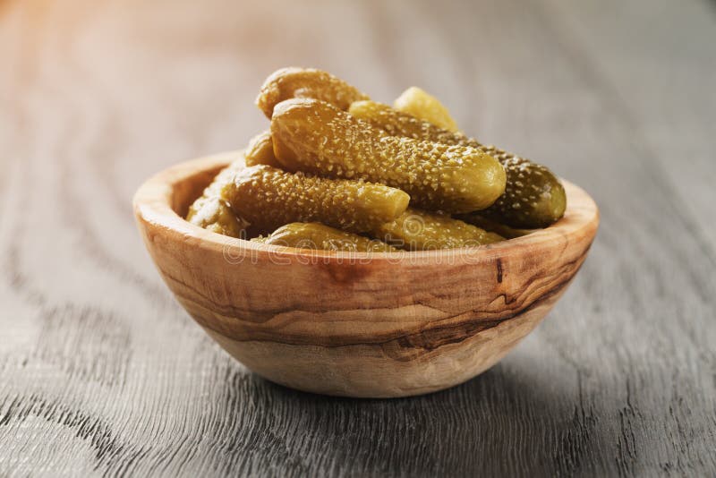 Cornichons adobados cerca para arriba imagenes de archivo Cornichons adobados cerca para arriba imagenes de archivo
