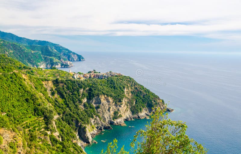 Corniglia traditioneel typisch Italiaans dorp met kleurrijke gebouwen op rotsklip en Manarola, Genoa Gulf, Ligurian Overzees, bla stock fotografie Corniglia traditioneel typisch Italiaans dorp met kleurrijke gebouwen op rotsklip en Manarola, Genoa Gulf, Ligurian Overzees, bla stock fotografie