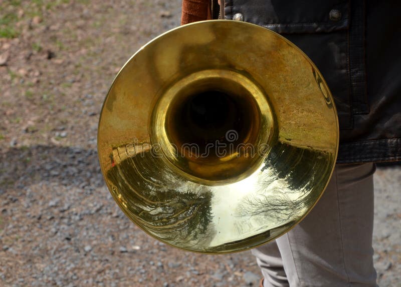 Corno da caccia dentro immagine stock. Immagine di francese 52670185