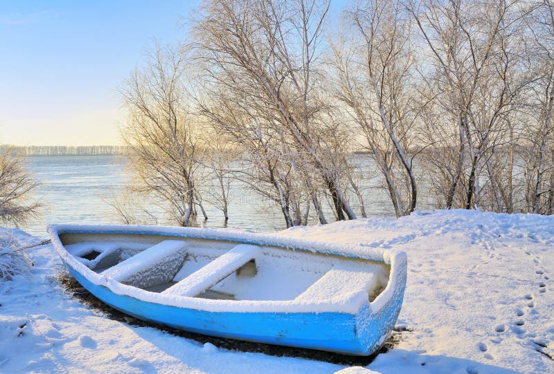 Лодка зимой на воде
