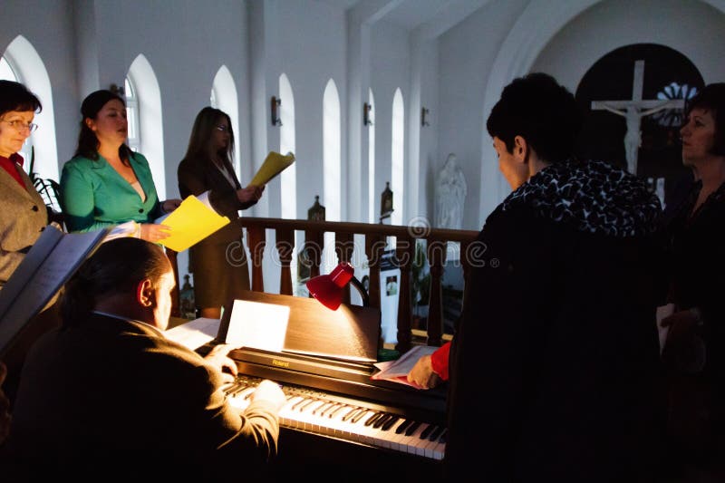 Coro de la iglesia católica que canta en Pascua foto de archivo Coro de la iglesia católica que canta en Pascua foto de archivo