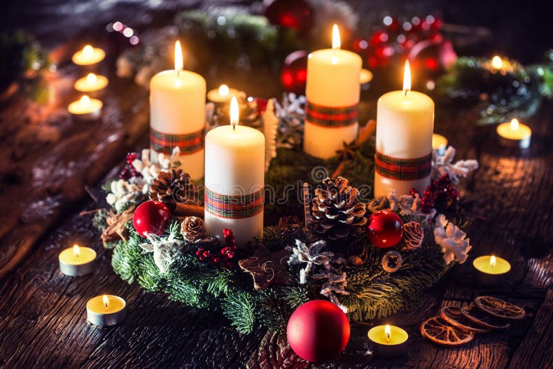 Coroa com quatro velas brancas a arder bola de natal e decoração sobre fundo de madeira com festividade fotos de stock Coroa com quatro velas brancas a arder bola de natal e decoração sobre fundo de madeira com festividade fotos de stock
