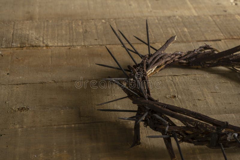 Coroa de espinhos sobre fundo de madeira com espaço de cópia. motivo religioso da Páscoa comemorando a ressurreição do jesus