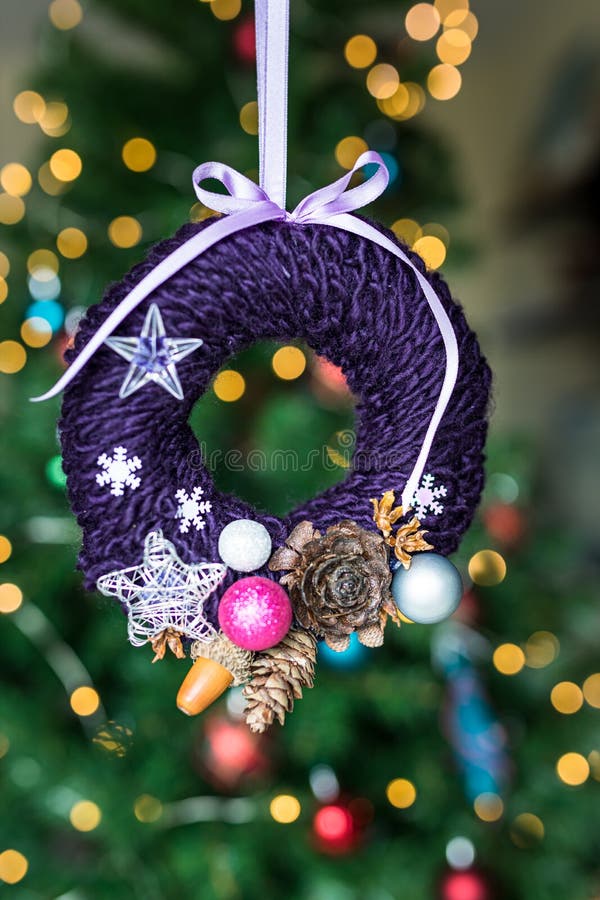 Corona Colgante De Navidad Violeta Con Adornos Naturales Foto de - Imagen de pino, colgante: 205474996