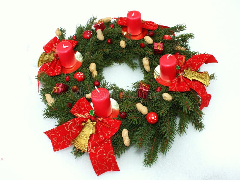 Corona di avvenimento con quattro candele di natale fotografia stock Corona di avvenimento con quattro candele di natale fotografia stock