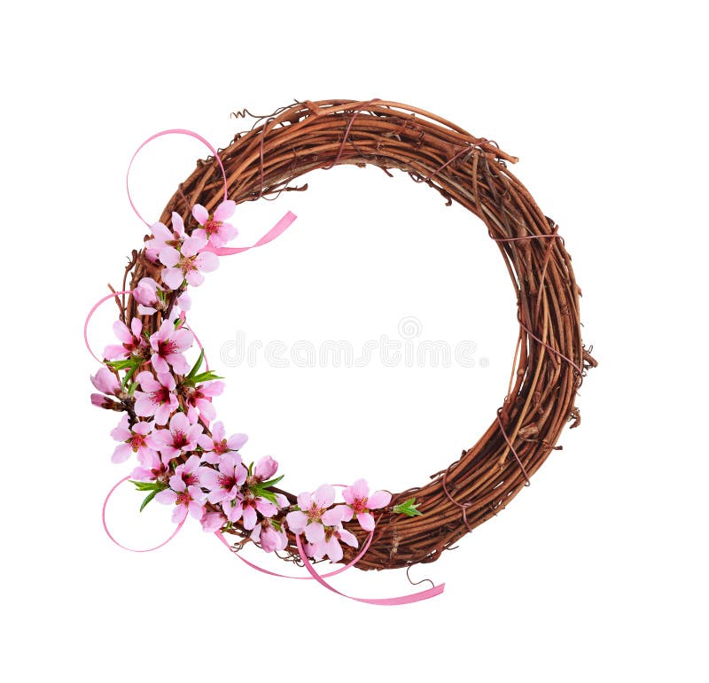 Corona di rattano marrone secco con fiori di molla rosa e nastro di satina isolati su fondo bianco per la Pasqua fotografie stock libere da diritti