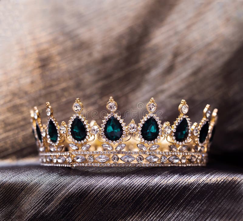 Corona Dorada Con Piedras Esmeraldas Verdes Cristales. Lujoso Foto de  archivo - Imagen de rico, joya: 211782794