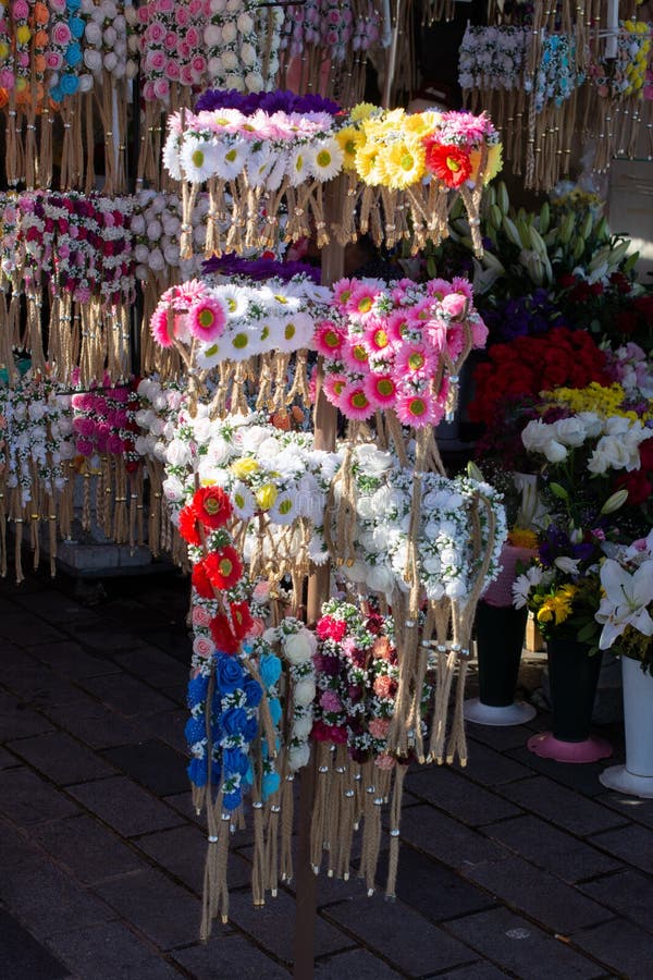 coronas coloridas para la venta hecha de flores falsas fotografía de archivo libre de regalías coronas coloridas para la venta hecha de flores falsas fotografía de archivo libre de regalías